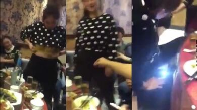 餐馆-东北某同学聚会女同学现场解开胸罩比奶子大小